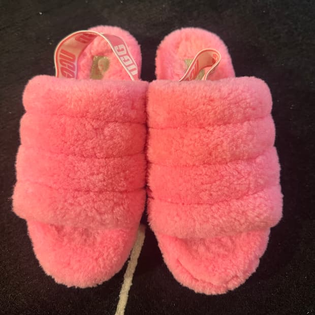 UGG 핑크 플러피 샌들