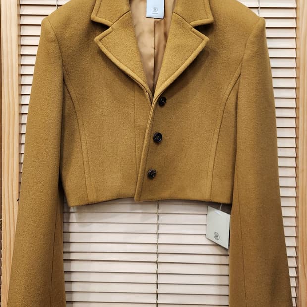 (새상품)블로썸 카멜 울 크롭자켓