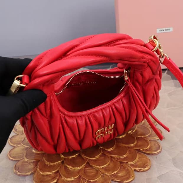 미우 미우 완더 마테라쎄 나파 가죽 호보 미니백 레드