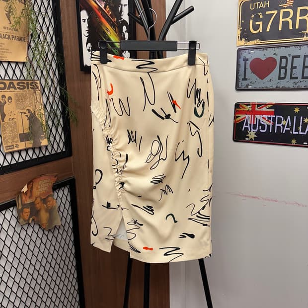 Je Ne Sais Quoi, Beige Drawing Skirt