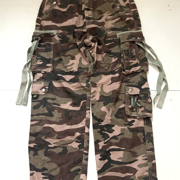• Camo cargo pocket pants