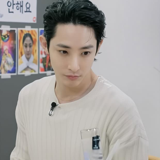 렉토 25SS 볼드 립 롱 슬리브 니트 탑 페일 베이지