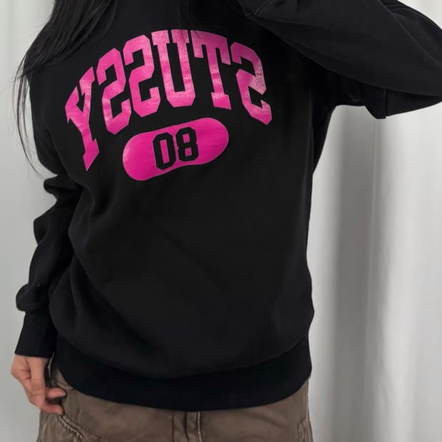 스투시 핑크 로고 블랙 맨투맨