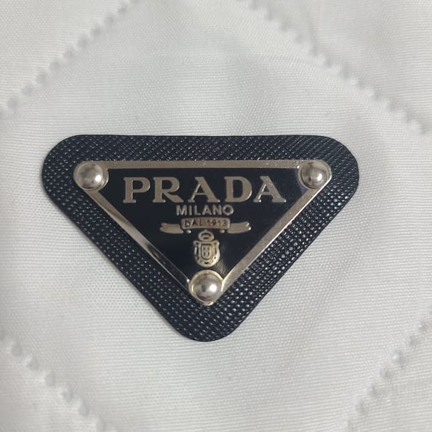 프라다 로고/ 엠블럼 