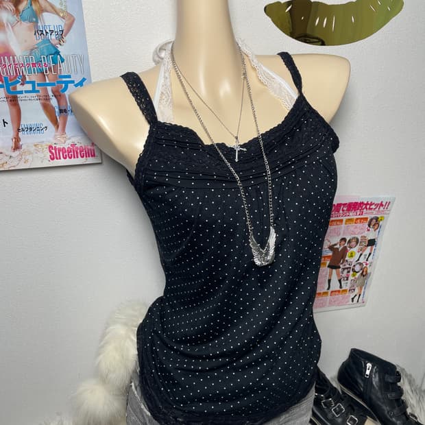 브랙 도트 프릴 나시 슬리브리스