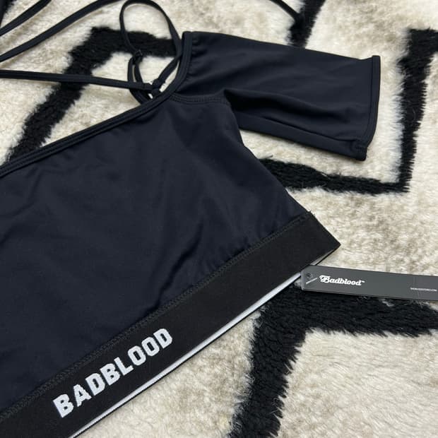 [S]배드블러드 오프숄더 1/2 티 브라