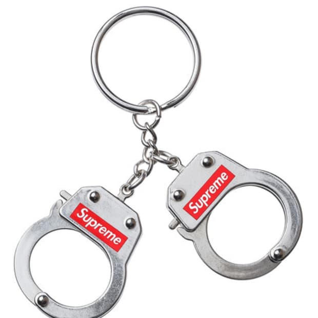슈프림 핸드커프 키체인