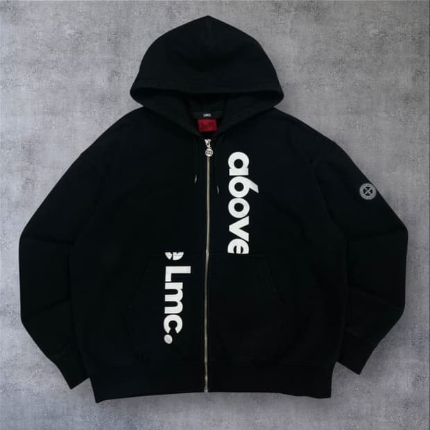 LMC x A6OVE 블랙 컬러 스펠아웃 빅로고 후드 집업