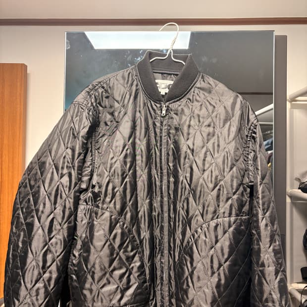 [L] 꼼데가르송 스태프 퀼팅 봄버