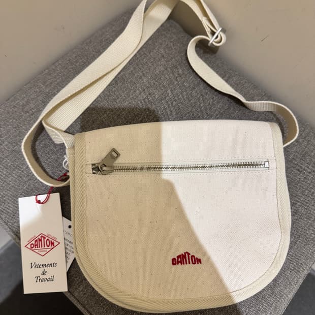 단톤 캔버스 숄더백 화이트