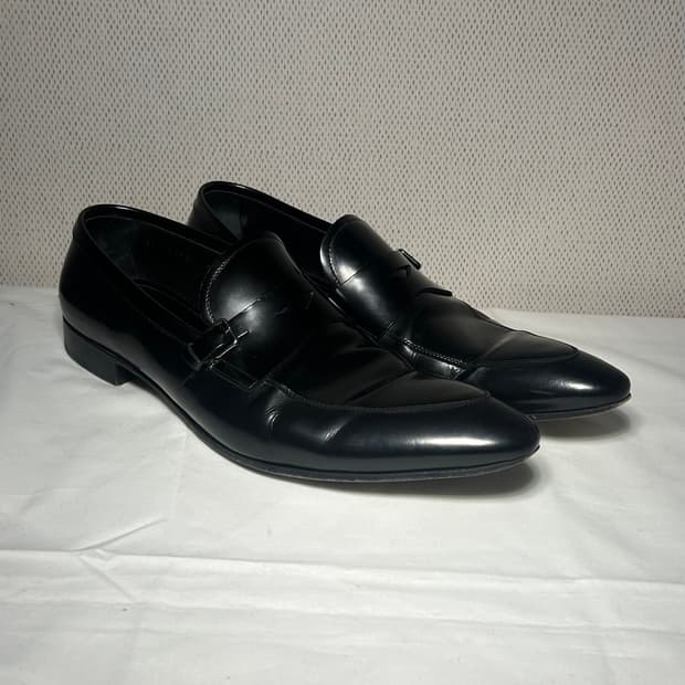 프라다 버클 엠브로이더드