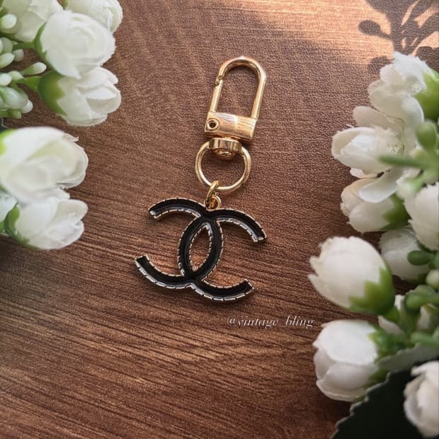샤넬 블랙 스티치 로고 백참 키링 키체인
