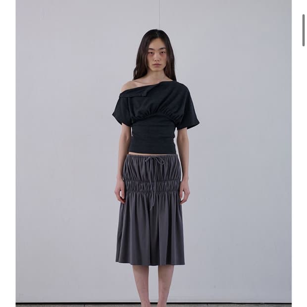 오데스 ASYM BUTTON SHOULDER TEE