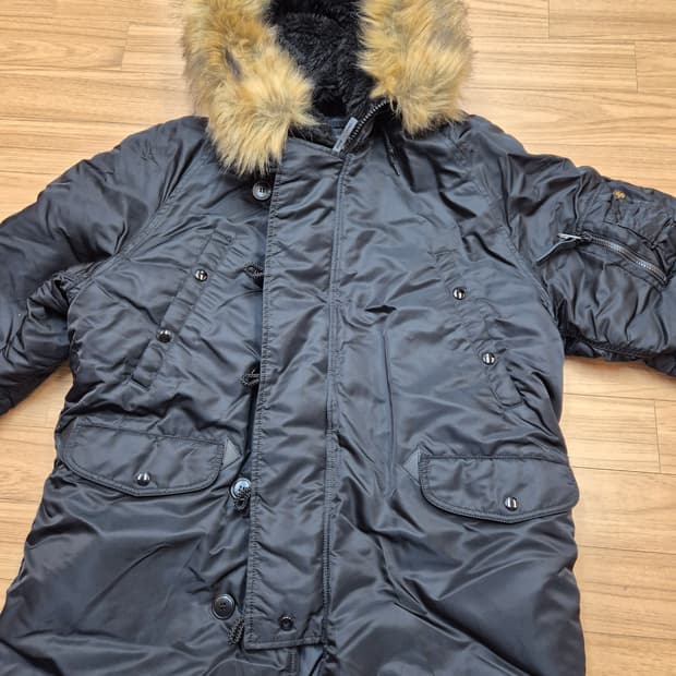 알파인더스트리 블랙 색상 패딩 XL 사이즈입니다. 후드에 털이 달려있어 