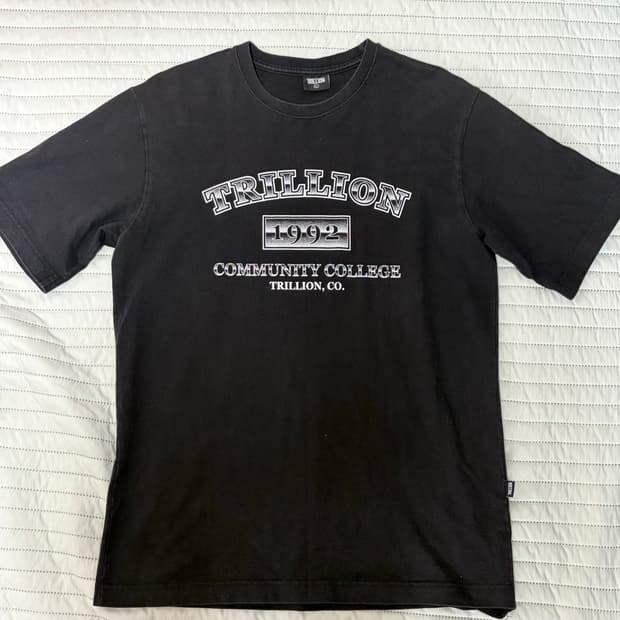 트릴리온 커뮤니티 컬리지 반팔 티셔츠 블랙 L