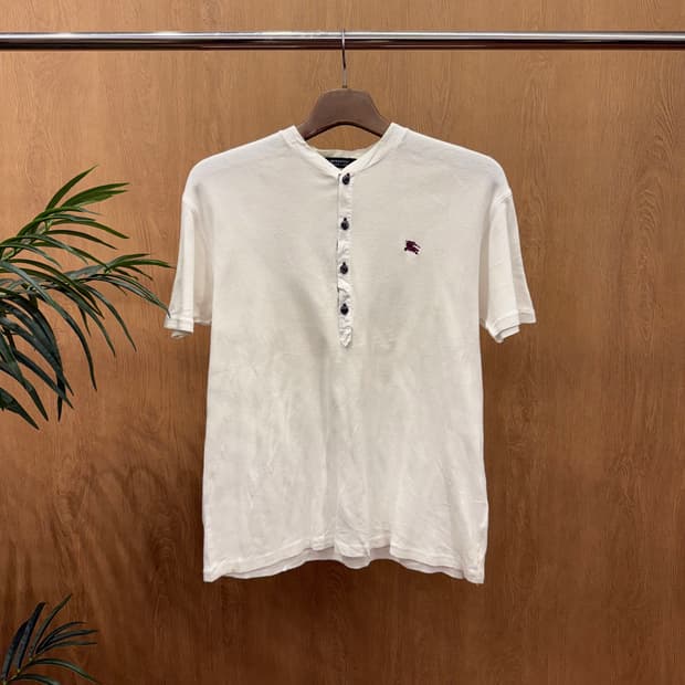 버버리 블랙라벨 헨리넥 자수 로고 반팔 티셔츠 4단추 디테일 화이트