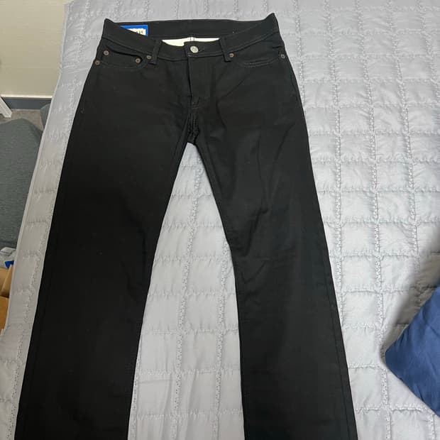 아크네 노스 블랙진