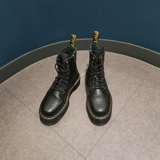 Dr. Martens 제이든lll 8홀 블랙 부츠