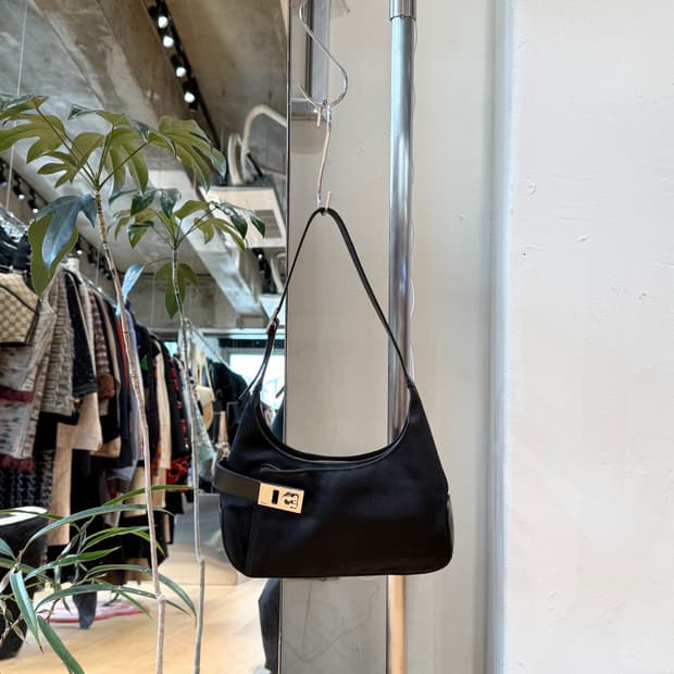 살바토레 페라가모 블랙 간치니 호보 숄더백 