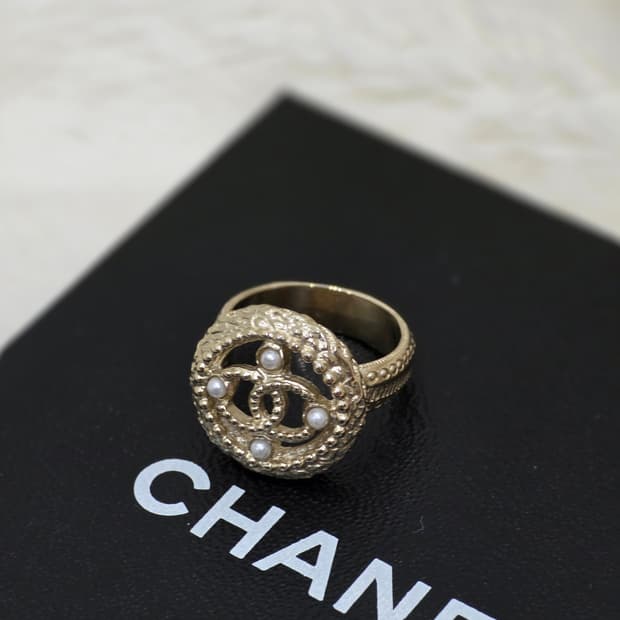 샤넬 진주 CC 로고 꼬임 반지 (A18C 2018년식/상태최상/희귀)