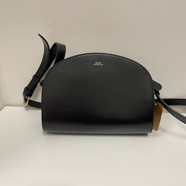 A.P.C 하프 문 미니 크로스백