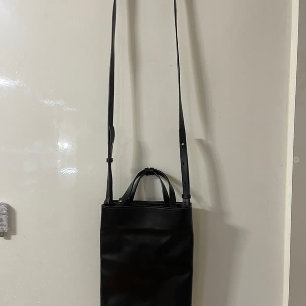 코스 가죽 크로스백 사코슈