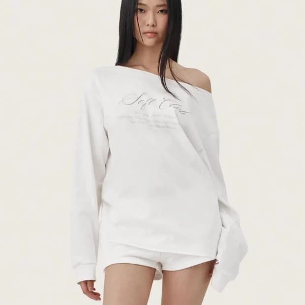 [새상품] 클리시어 소프트클럽 원숄더 스웻셔츠 화이트 맨투맨 오프숄더