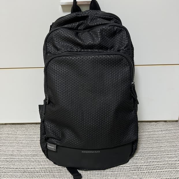 만다리나덕 블랙 패턴 백팩