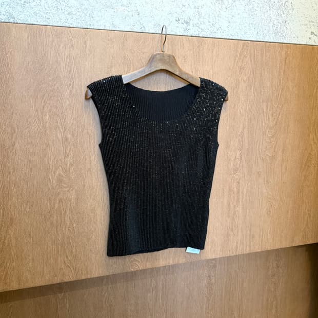 스피치오 라운드넥 슬리브리스 탑 스팽글 플리츠 디테일 블랙