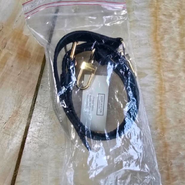 루이비통 가죽 스트랩 블랙 금장 새상품