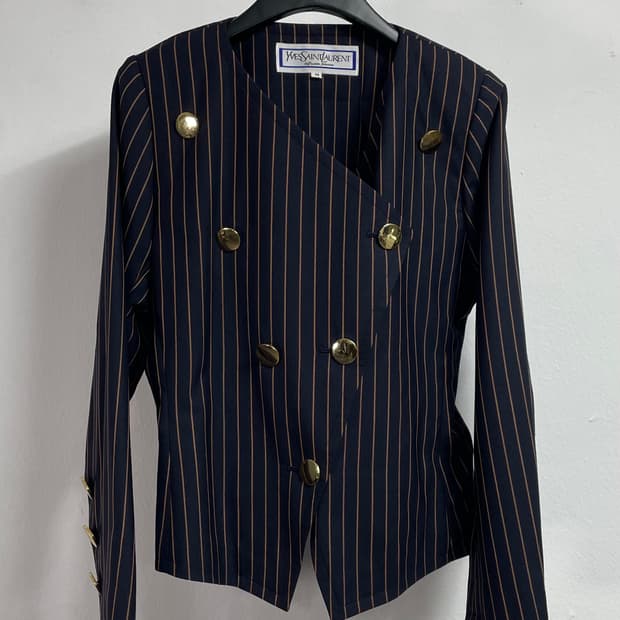 입생로랑 스트라이프 금장 브이넥 블레이저 (on.313)  