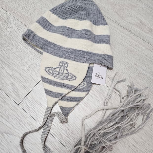 비비안웨스트우드 이어플랩 비니