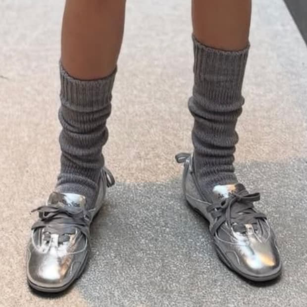 아크네 스니커즈