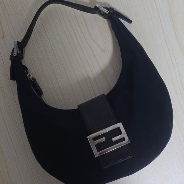 Fendi 펜디 네오프랜 호보백 블랙