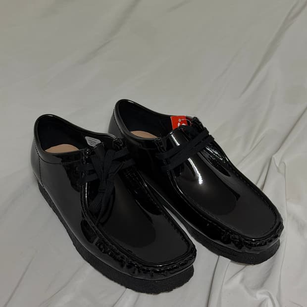 슈프림 클락스 왈라비 블랙 페이던트 로퍼