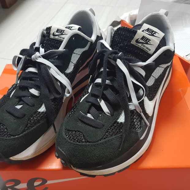 나이키 사카이 베이퍼와플 블랙 화이트 265