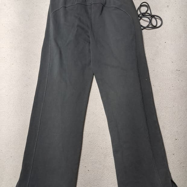 미스치프 롬버스 스웻팬츠 차콜 샘플