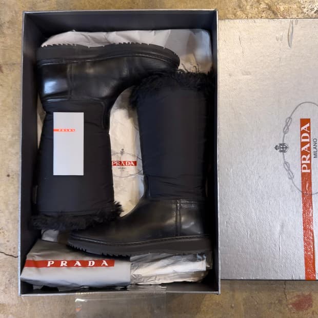 프라다 패치 디테일 퍼 부츠