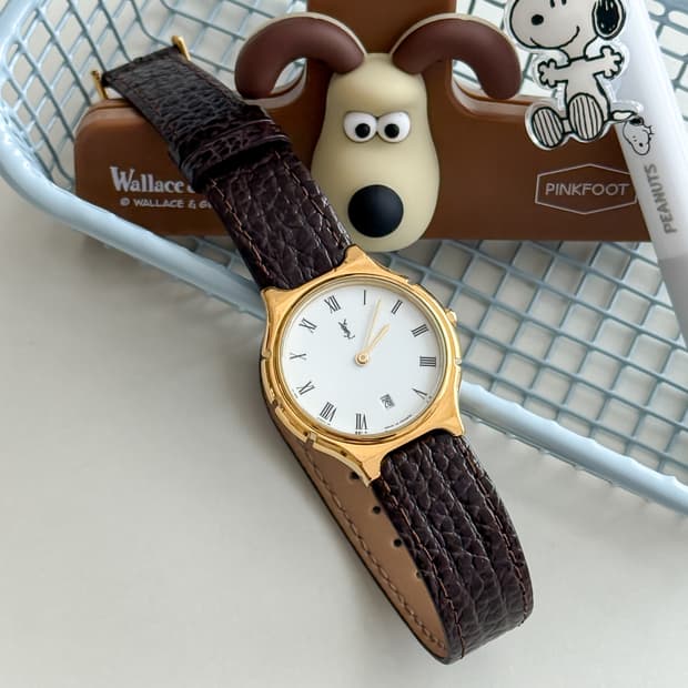 입생로랑 골드 라운드 남여공용 시계