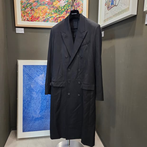 발렌시아가 테일러드 핏 블랙 더블브레스티드 코트