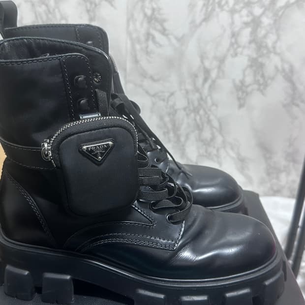 프라다 모놀리스 브러쉬드 레더 앤 나일론 부츠 블랙 9.5