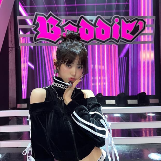 [장원영 착용] 낫노잉 벨벳 리본 투웨이 트랙탑