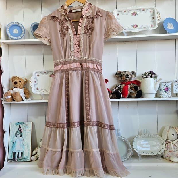 엑시즈팜(Axes Femme) 로즈 밀크티 레이스 리본 원피스