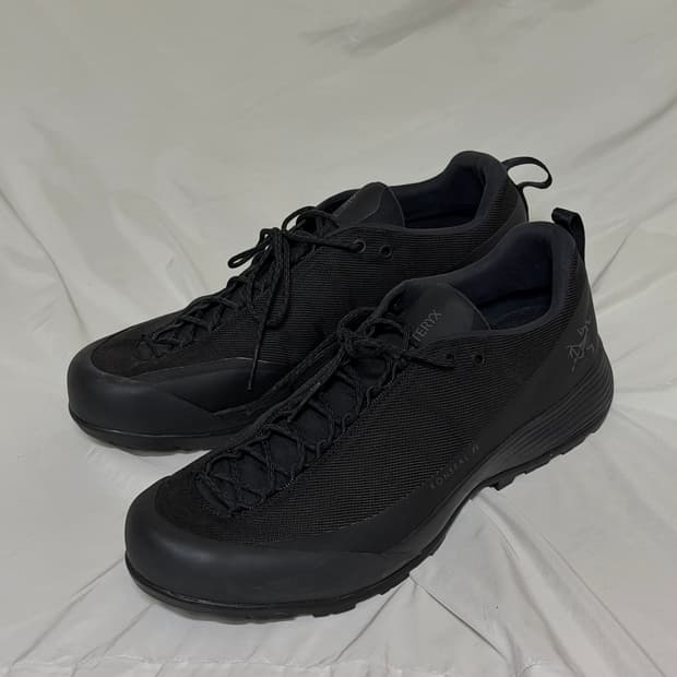 아크테릭스 컨실 FL2 고어텍스 스니커즈