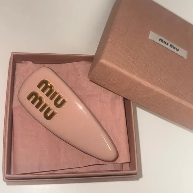 정품 미우미우 헤어핀 머리핀 핑크