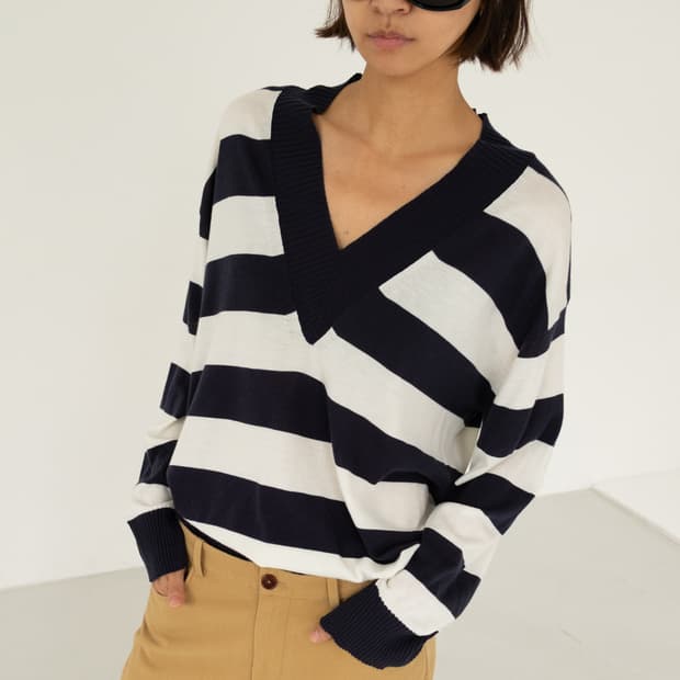 에스이오 스트라이프 브이넥 니트