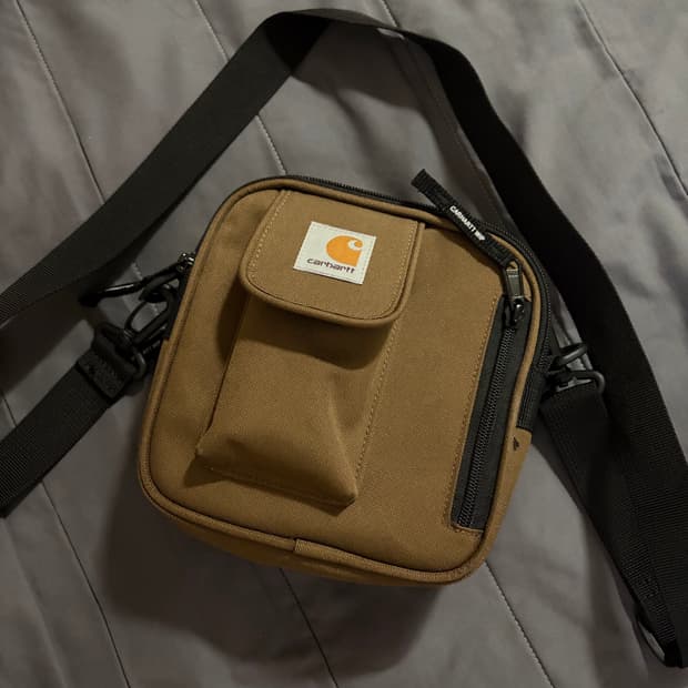 칼하트 WIP 에센셜스 백 해밀턴 브라운