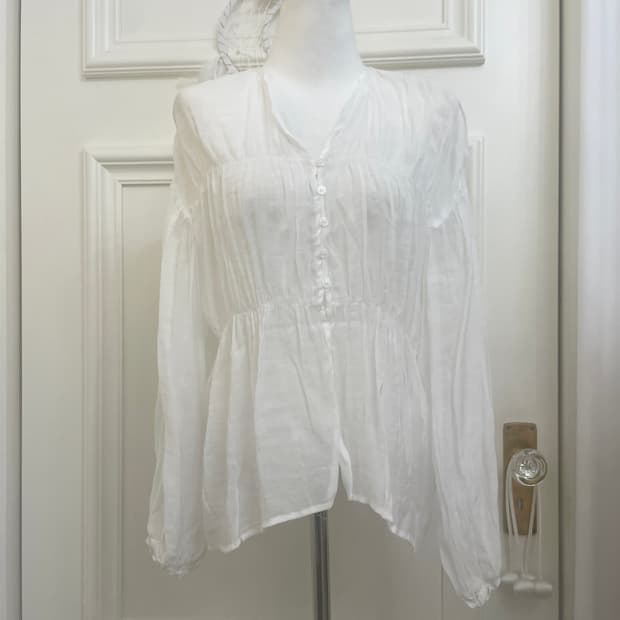 white wrinkle button point blouse