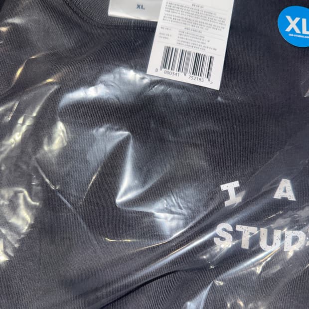 아이앱 스튜디오 아이앱 데미지드 로고 스웨트셔츠 차콜