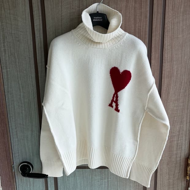 새상품(XS) 아미 하트 빅로고 터틀넥 니트 화이트 아이보리